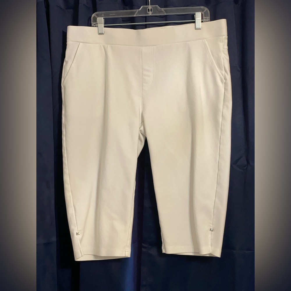 White Cropped Pants Women’s size 3XL NWOT